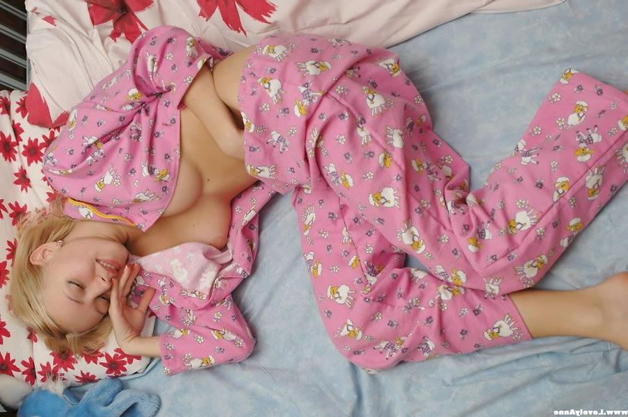 15P young naked big titted chick ready for bed
