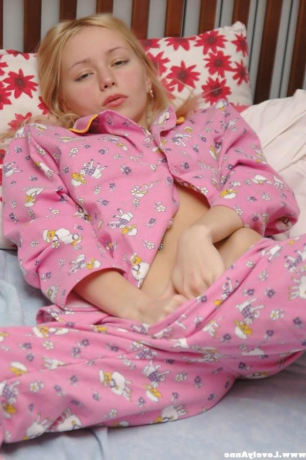 15P young naked big titted chick ready for bed