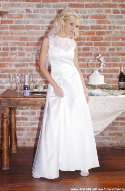 16P Tawny Roberts strips off her wedding dress