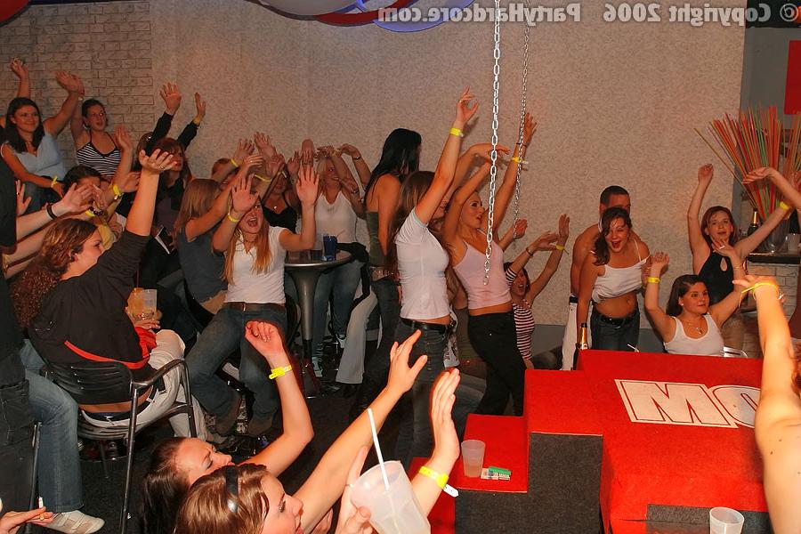 11P Ladies at the club dancing and screwing