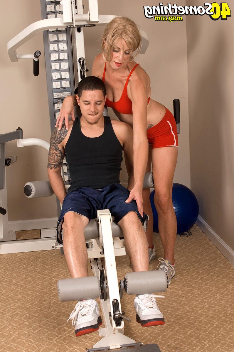 16P Liz Summers bangs a the gym