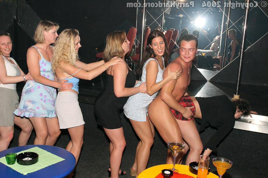11P Party housewives at the club screwing dancers