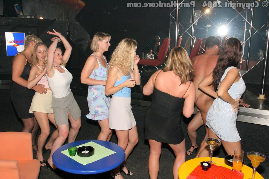 11P Party housewives at the club screwing dancers