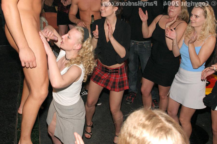 11P Party chicks at the club sucking dicks