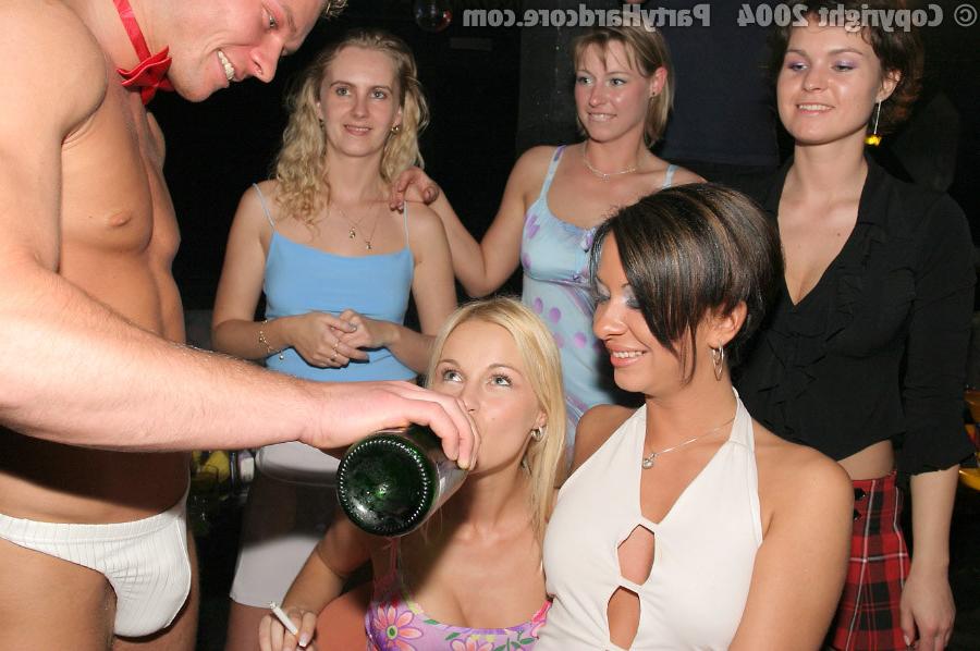 11P Pretty babes having sex at the club
