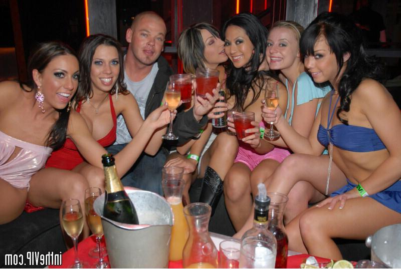 18P This club action blows the minds of everyone there when these babes start munchi
