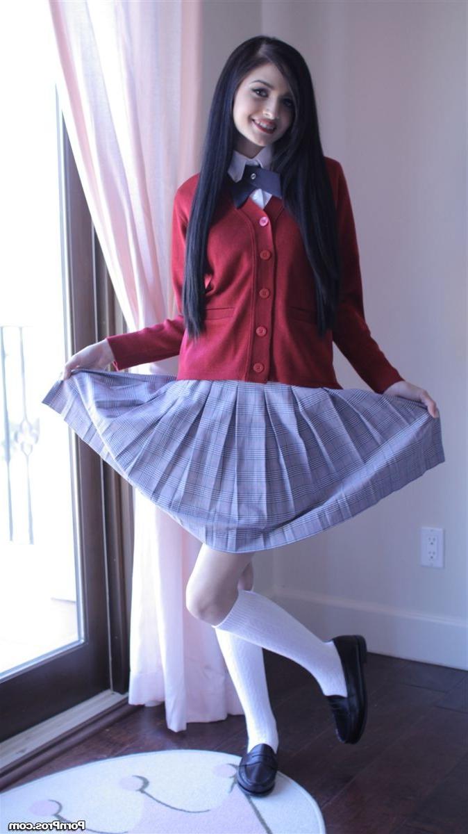 18P Zoey Kush gets nailed in bed in her school girl uniform