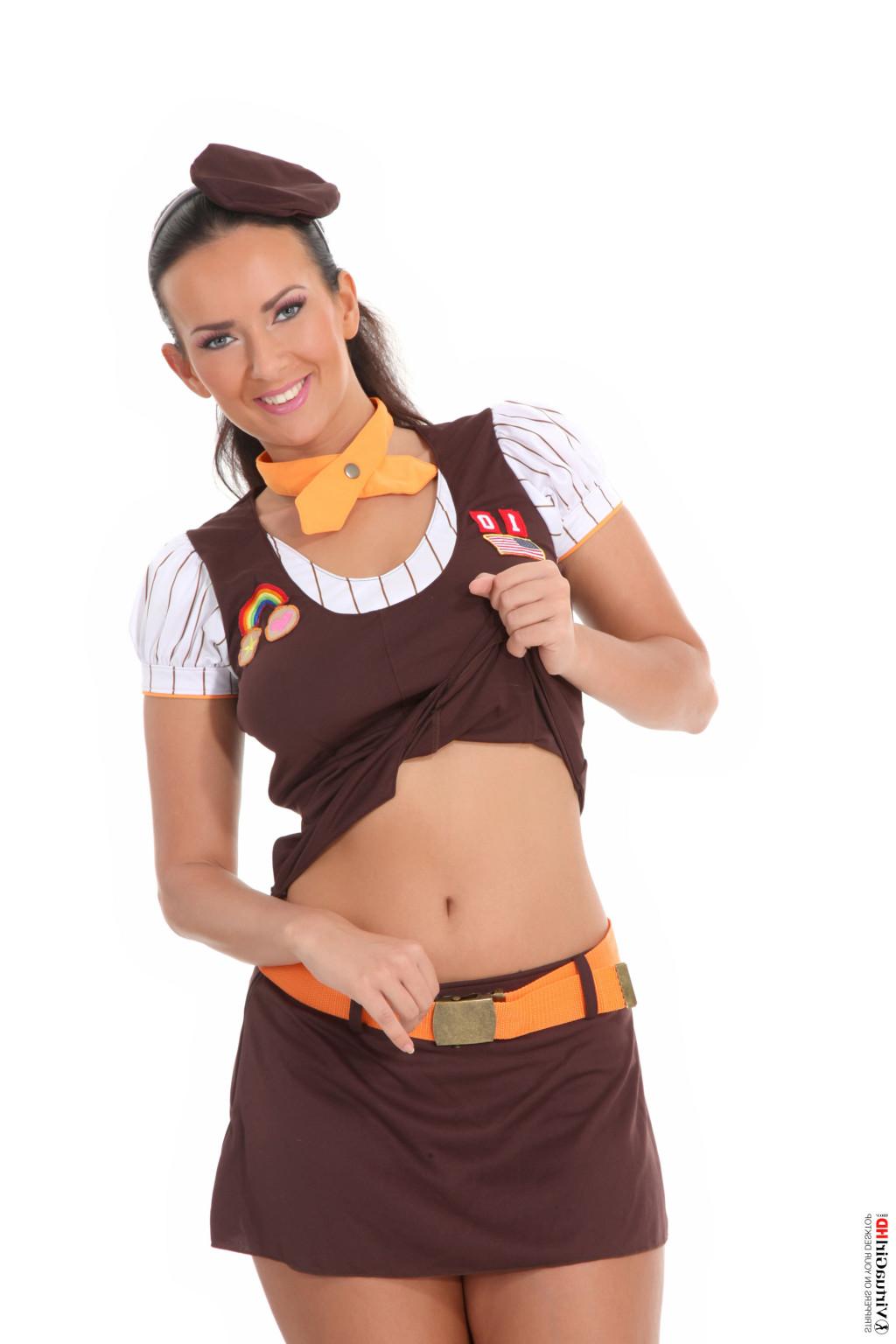 15P Stop watching pictures and get Lynette stripping on your desktop