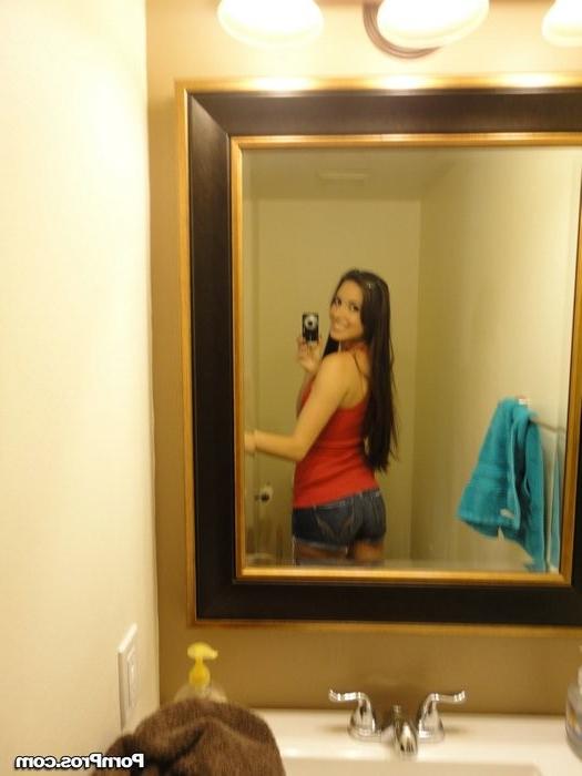 12P Hot White Girl's Naughty Camera Scandal 