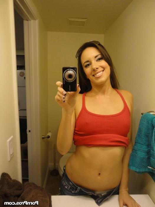 12P Hot White Girl's Naughty Camera Scandal 