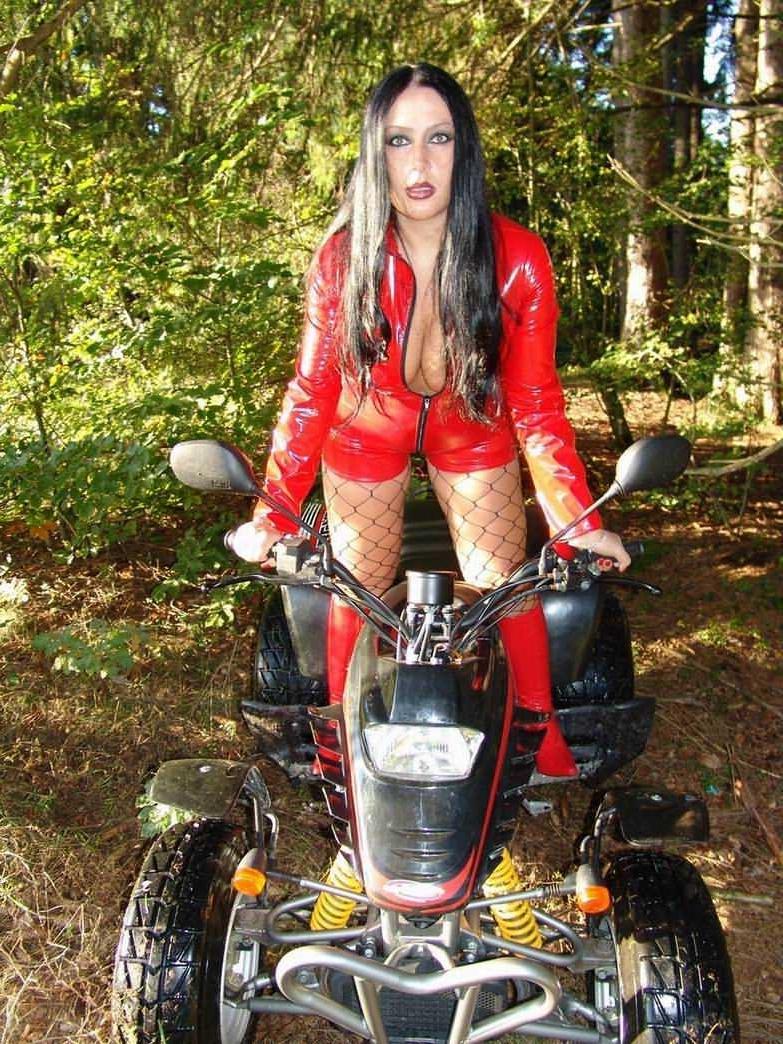 12P Busty Schokomaus in latex and boots outdoors