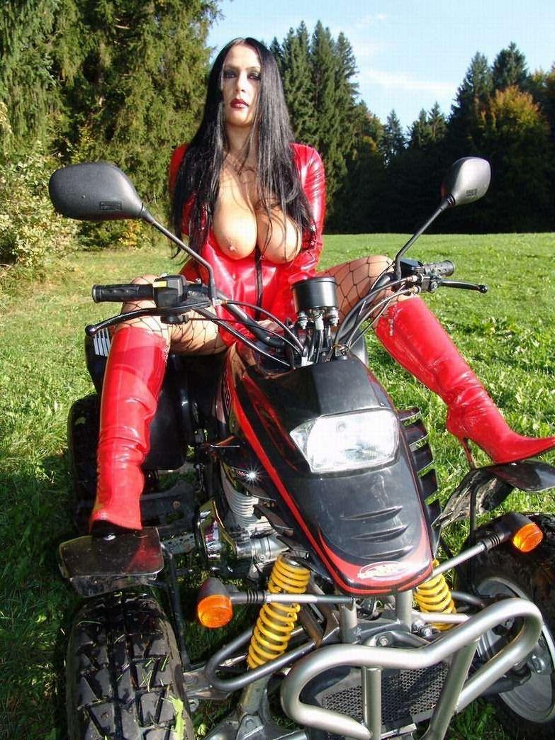 12P Busty Schokomaus in latex and boots outdoors