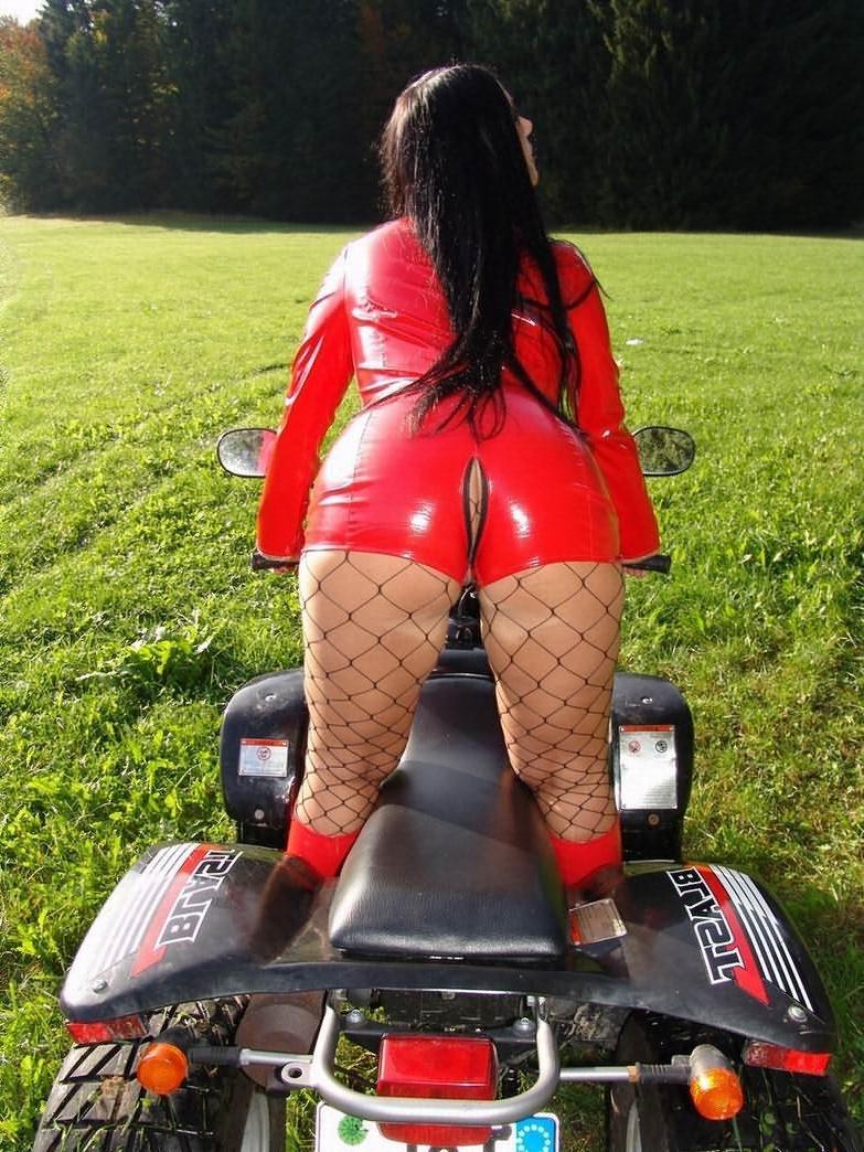 12P Busty Schokomaus in latex and boots outdoors
