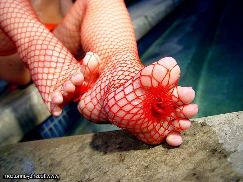 11P toes enclosed in red fishnet hose