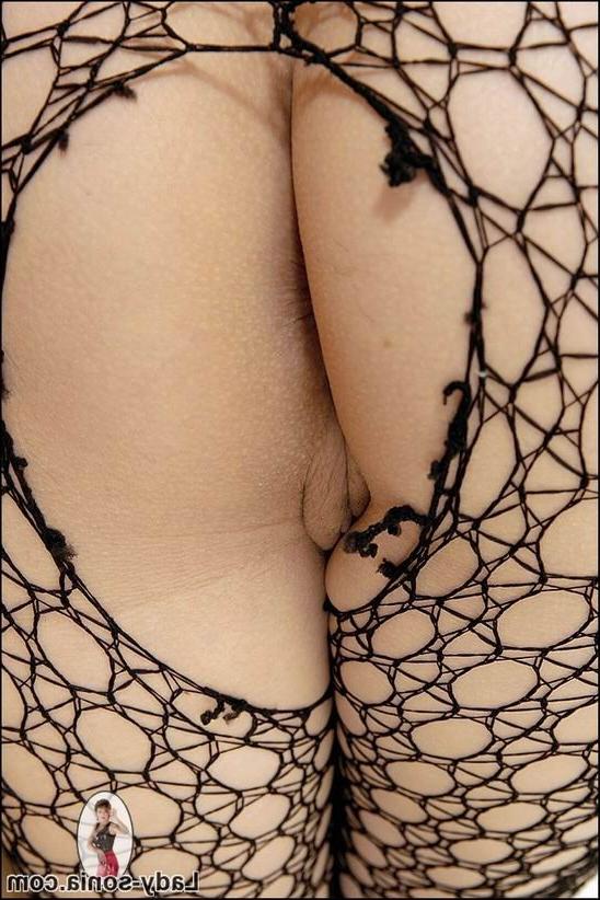 15P mature babe posing in fishnet stockings