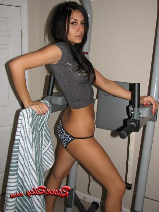 15P Raven Riley working out at the gym nude