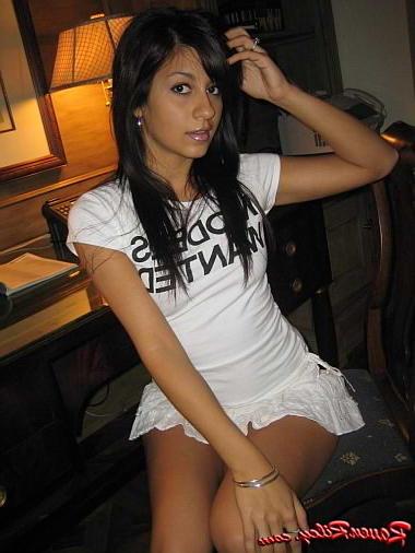 20P Brunette strips white tshirt spreading