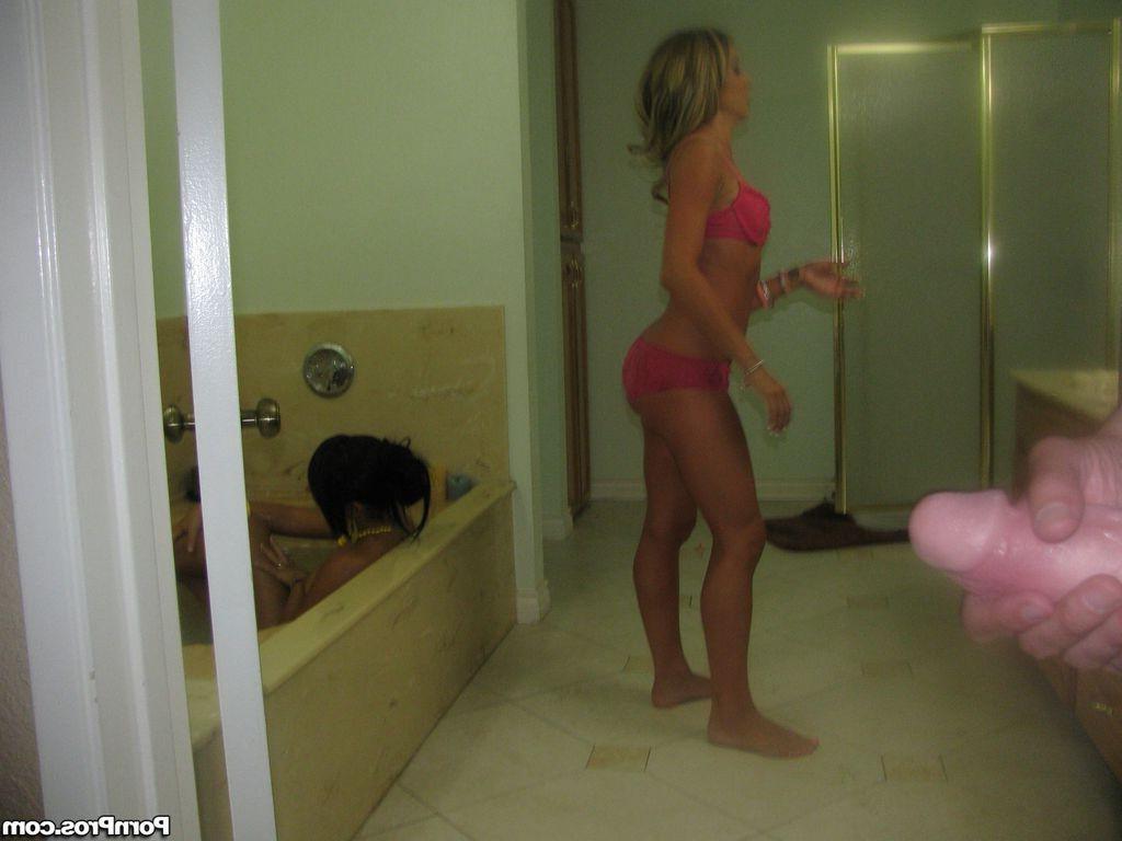 16P Amy Brooke gets a load of sperm in the bathtub