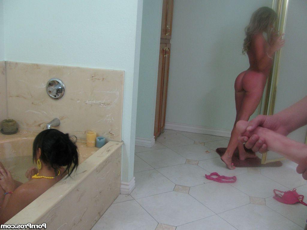16P Amy Brooke gets a load of sperm in the bathtub