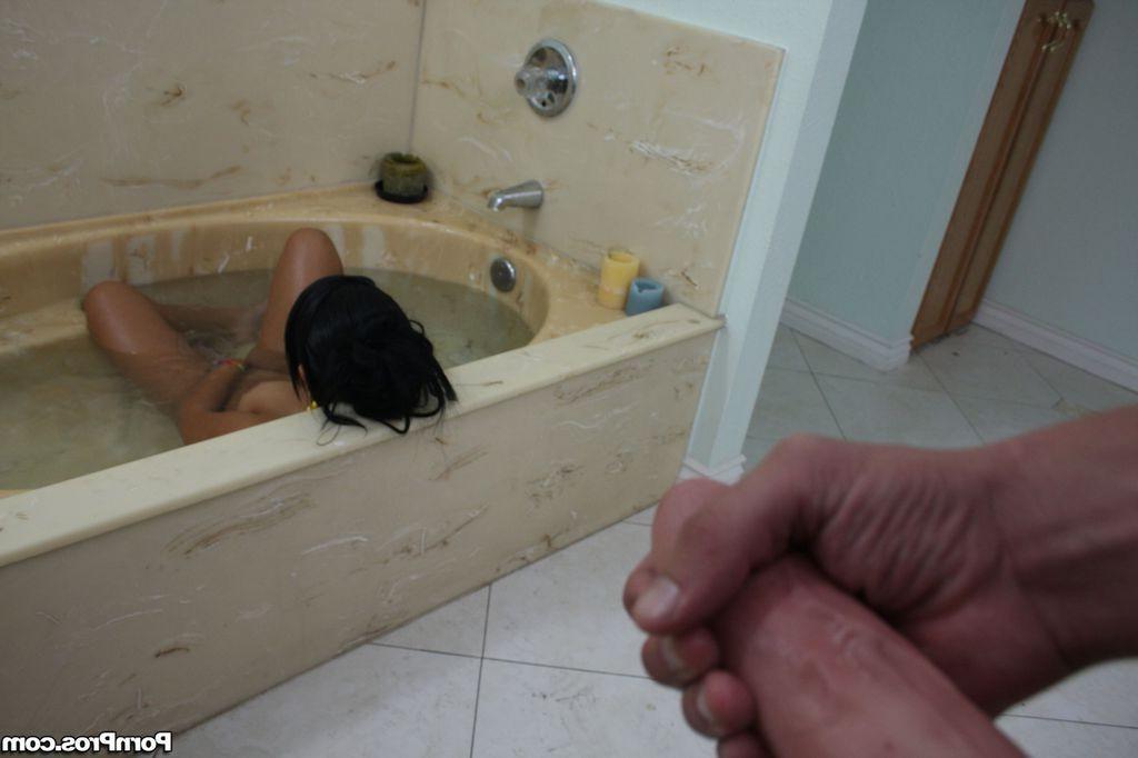 16P Amy Brooke gets a load of sperm in the bathtub