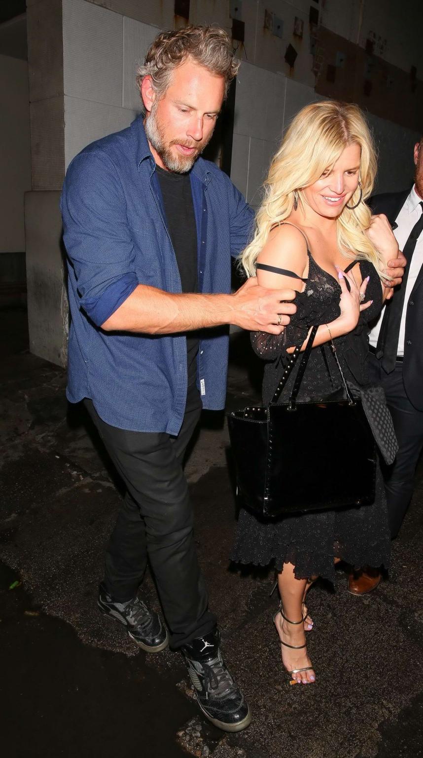 16P Jessica Simpson hat eine Garderobenstörung, als sie aus dem Sayers Club in Holly stolpert