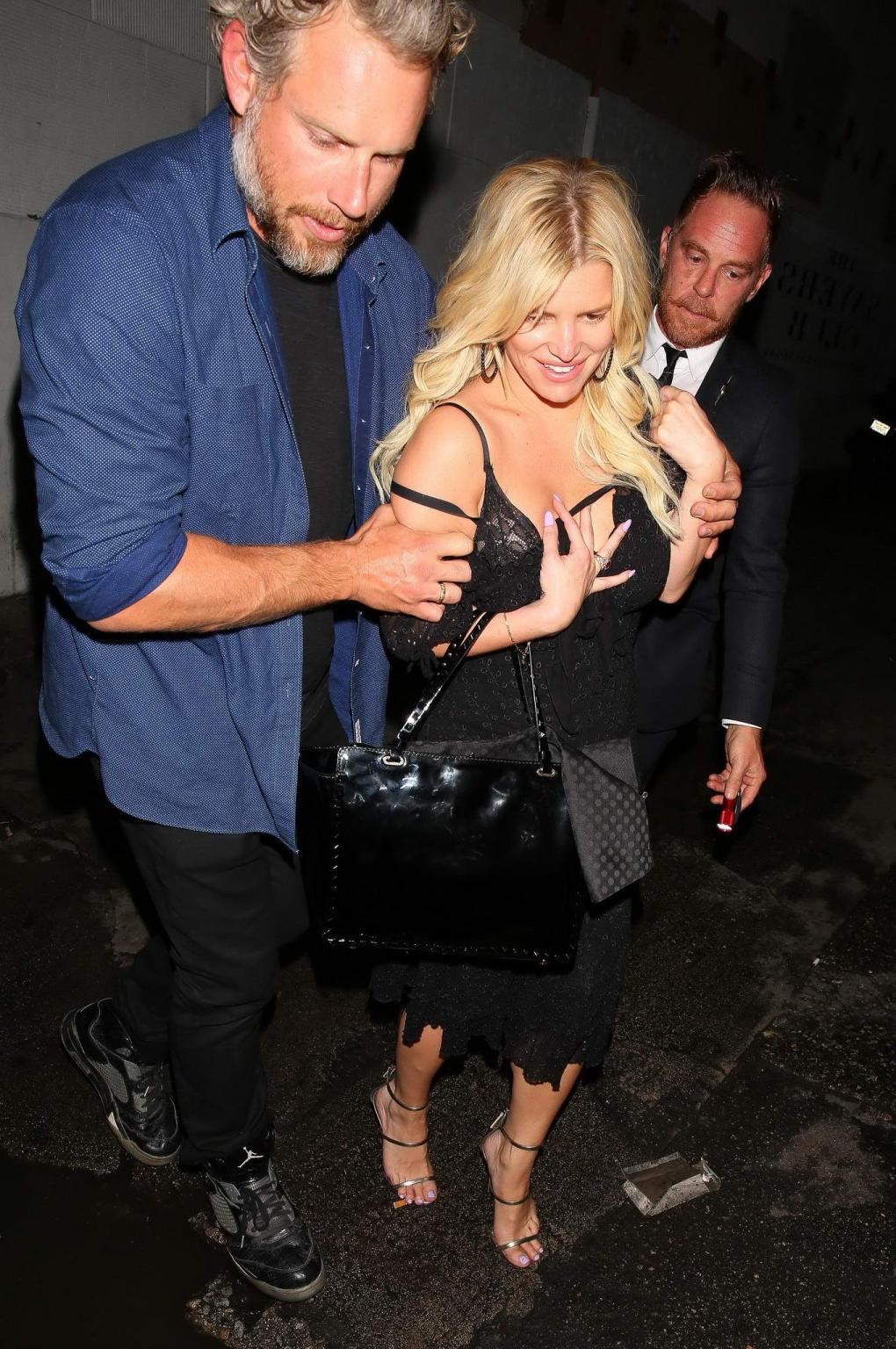 16P Jessica Simpson hat eine Garderobenstörung, als sie aus dem Sayers Club in Holly stolpert
