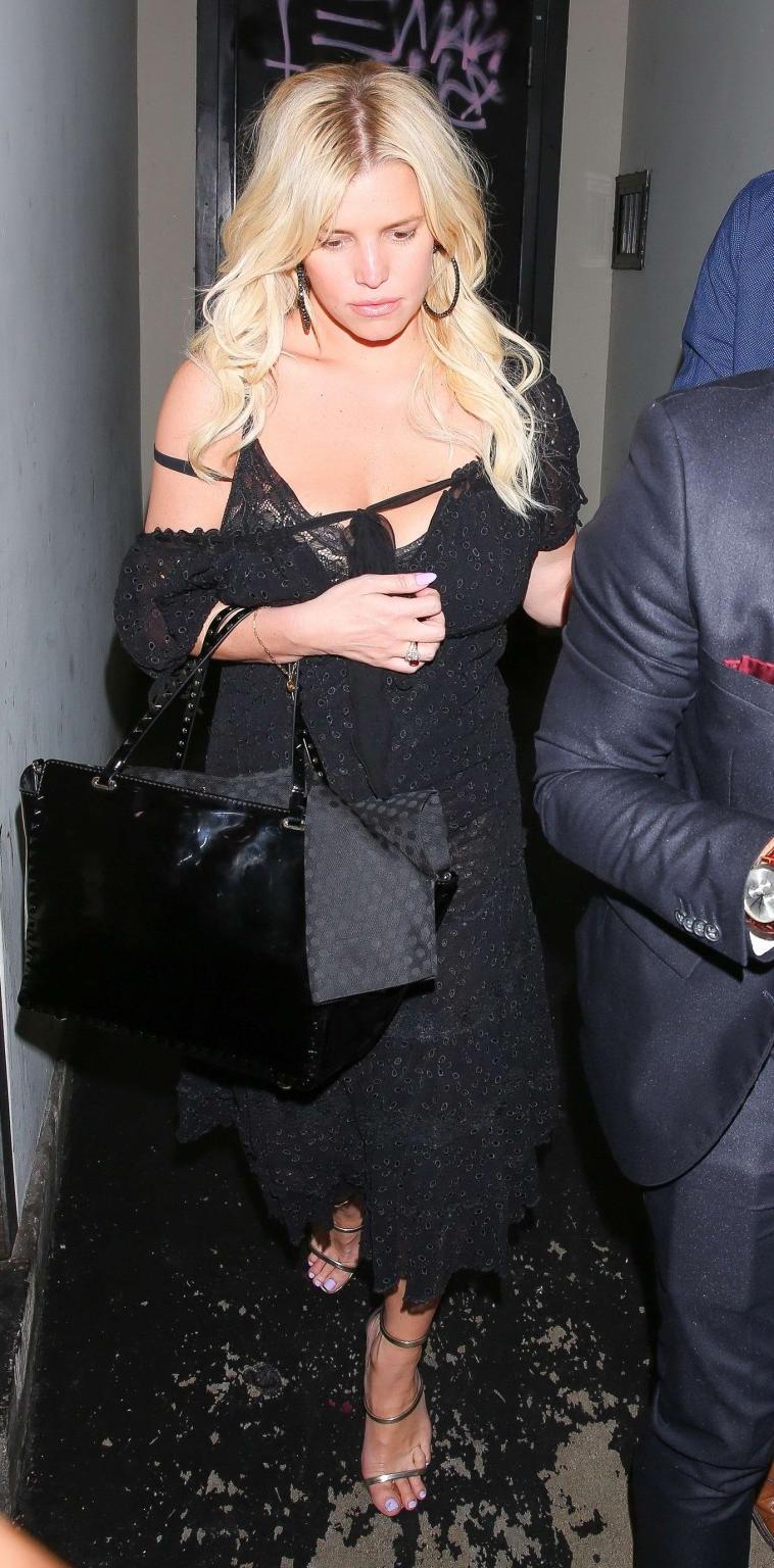 16P Jessica Simpson hat eine Garderobenstörung, als sie aus dem Sayers Club in Holly stolpert