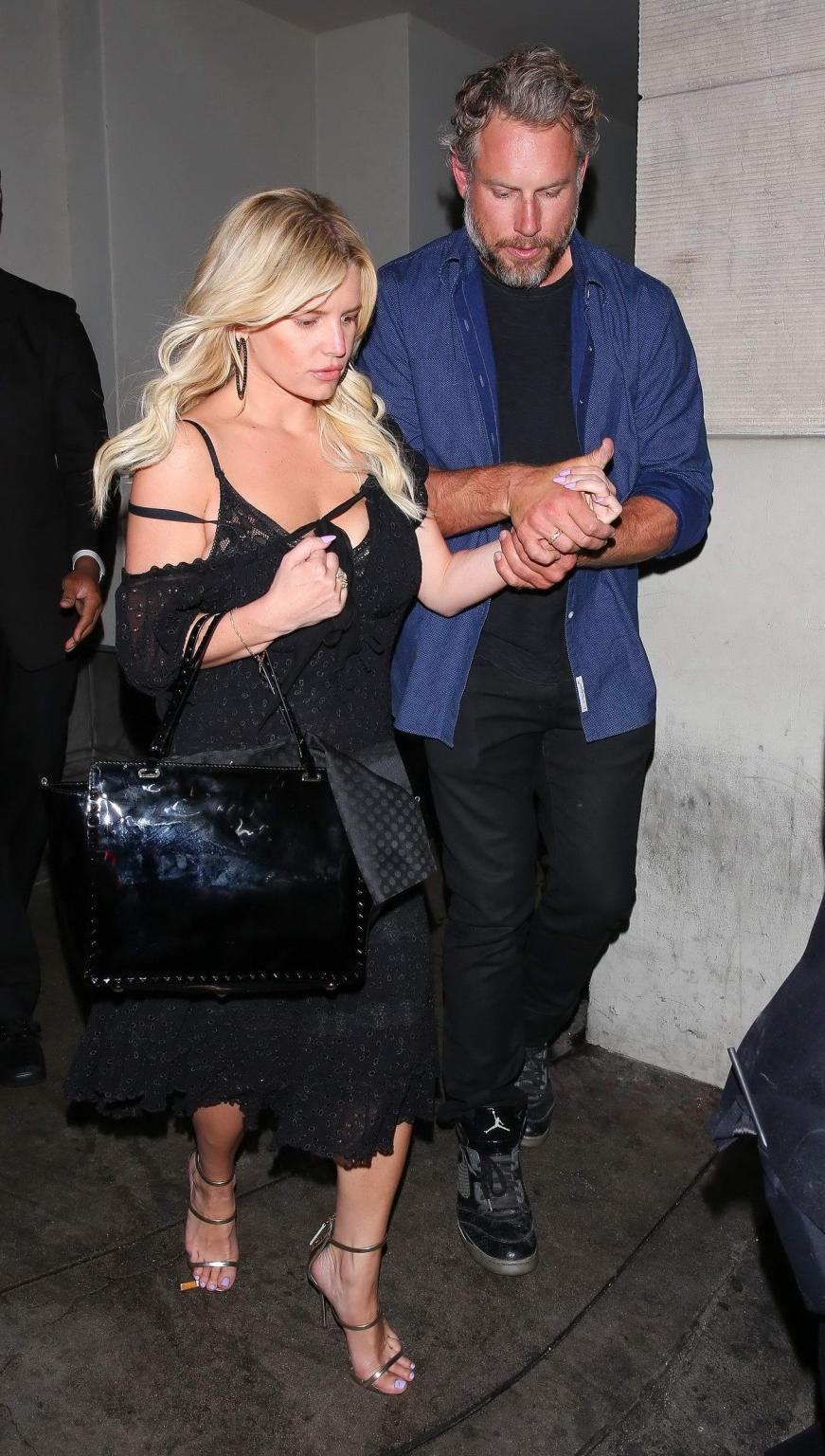 16P Jessica Simpson hat eine Garderobenstörung, als sie aus dem Sayers Club in Holly stolpert