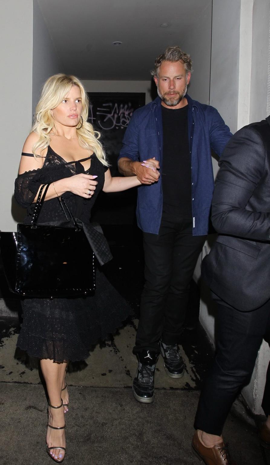 16P Jessica Simpson hat eine Garderobenstörung, als sie aus dem Sayers Club in Holly stolpert
