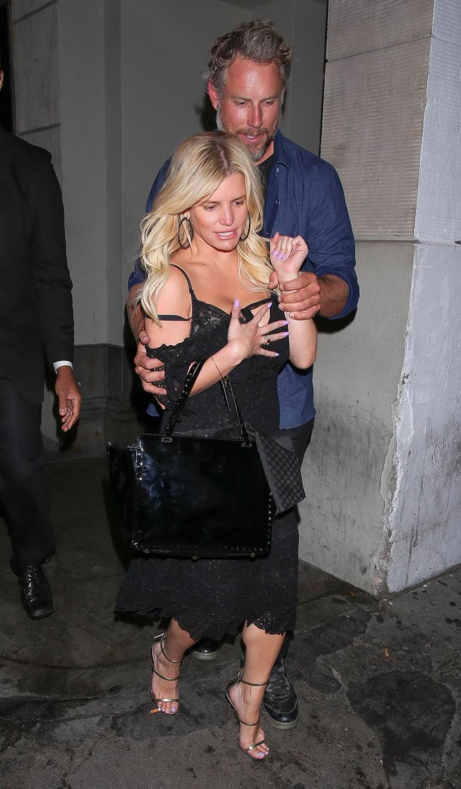 16P Jessica Simpson hat eine Garderobenstörung, als sie aus dem Sayers Club in Holly stolpert