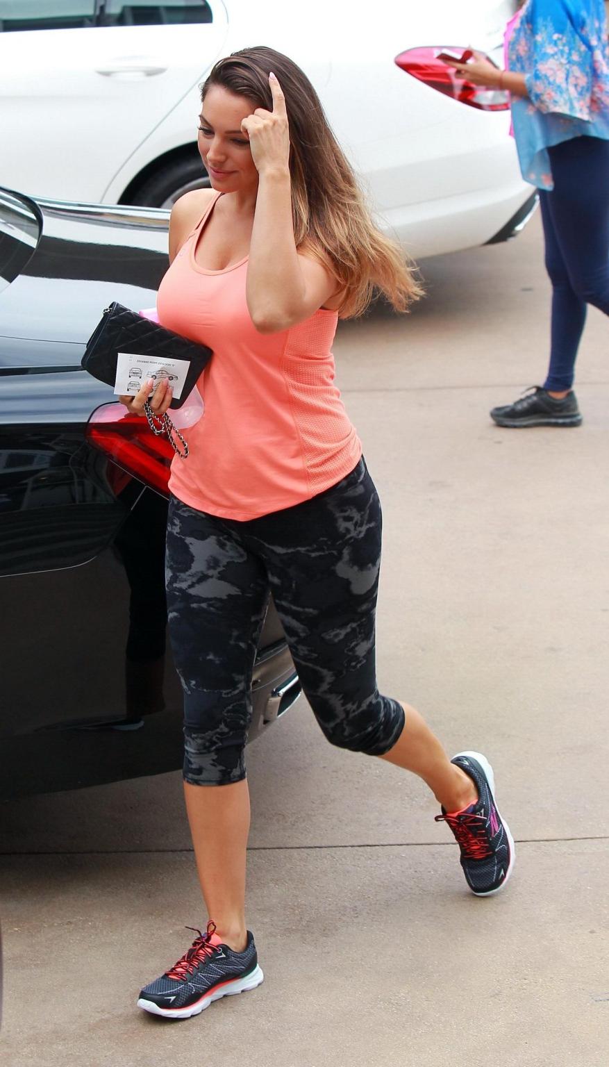 16P Kelly Brook shows off her curvy body wearing a tight sports outfit outside a gym
