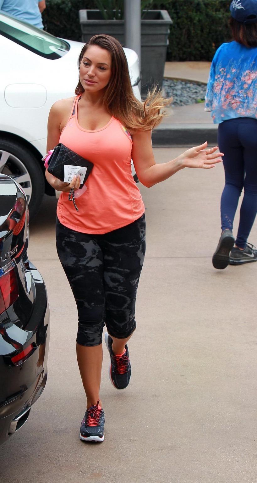 16P Kelly Brook shows off her curvy body wearing a tight sports outfit outside a gym