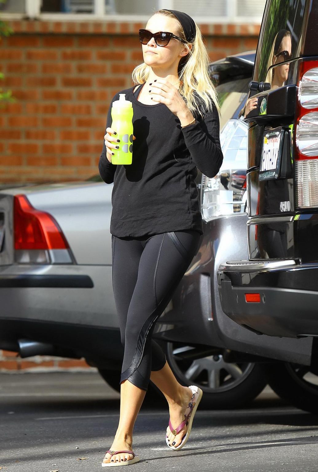 10P Reese Witherspoon showing off her ass in black tights outside a gym in Brentwood