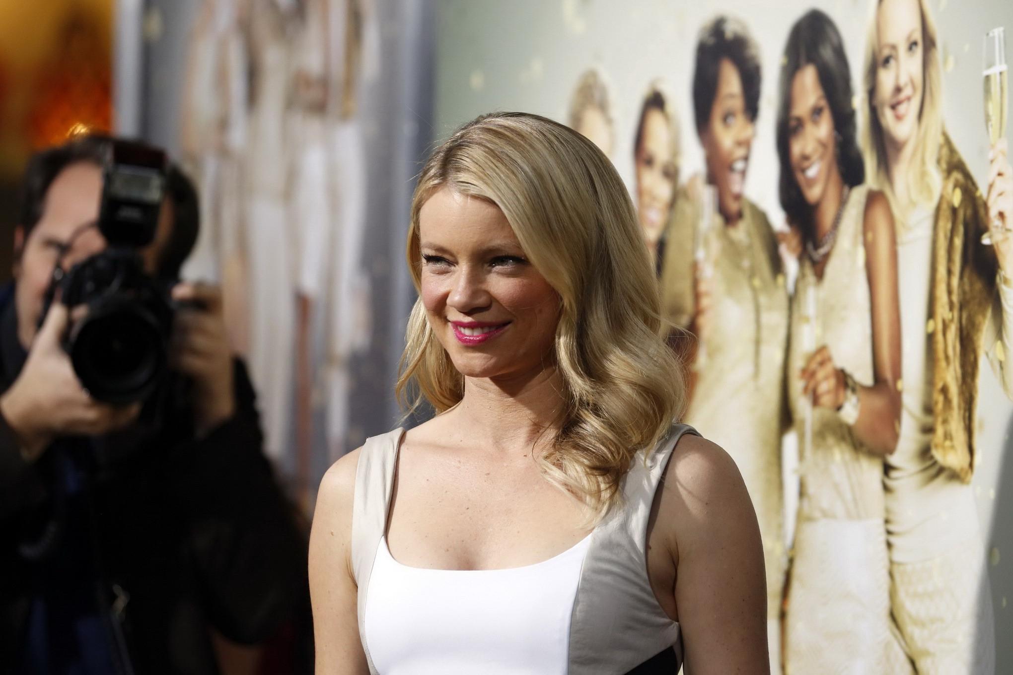 16P Amy Smart cleavy and leggy in a white mini dress at The Single Moms Club premier