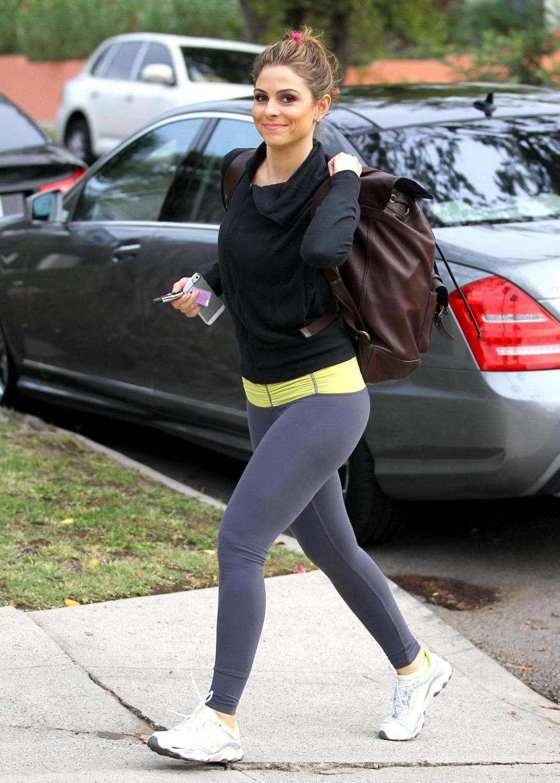 9P Maria Menounos showing off her ass in tights outside a gym in LA