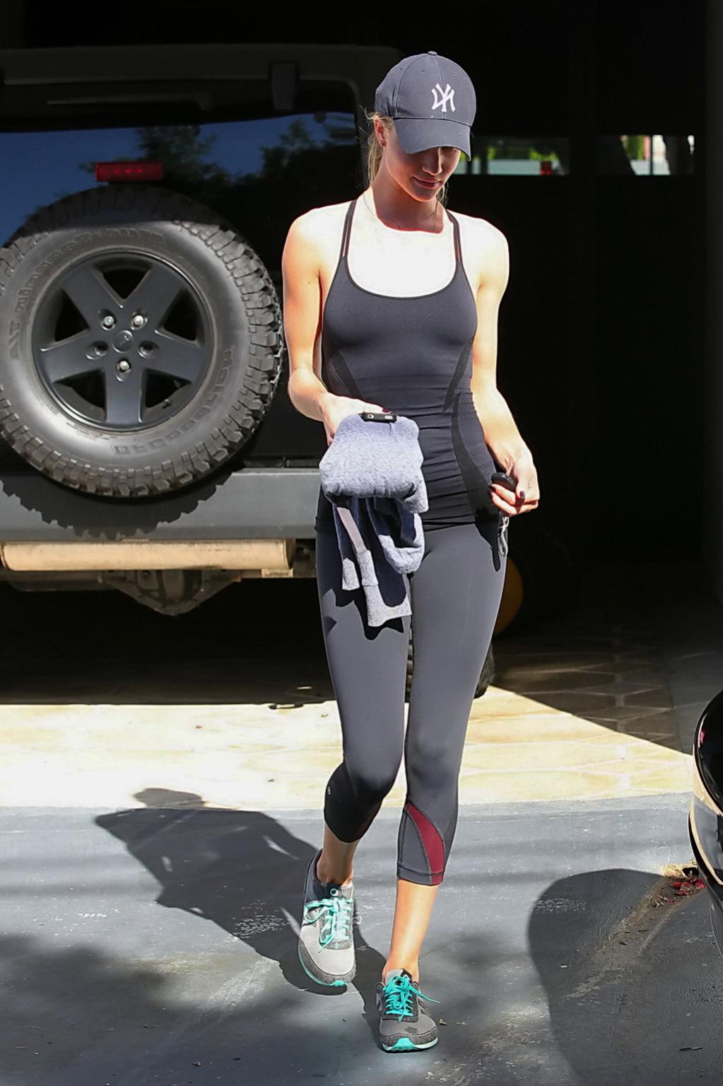 12P Rosie Huntington Whiteley braless wearing skintight top and tights at a gym in L