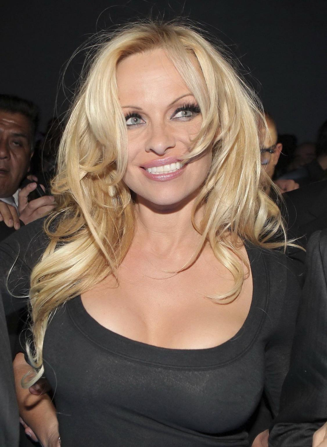 16P Pamela Anderson in tight black dress wild partying at the club in Mexico