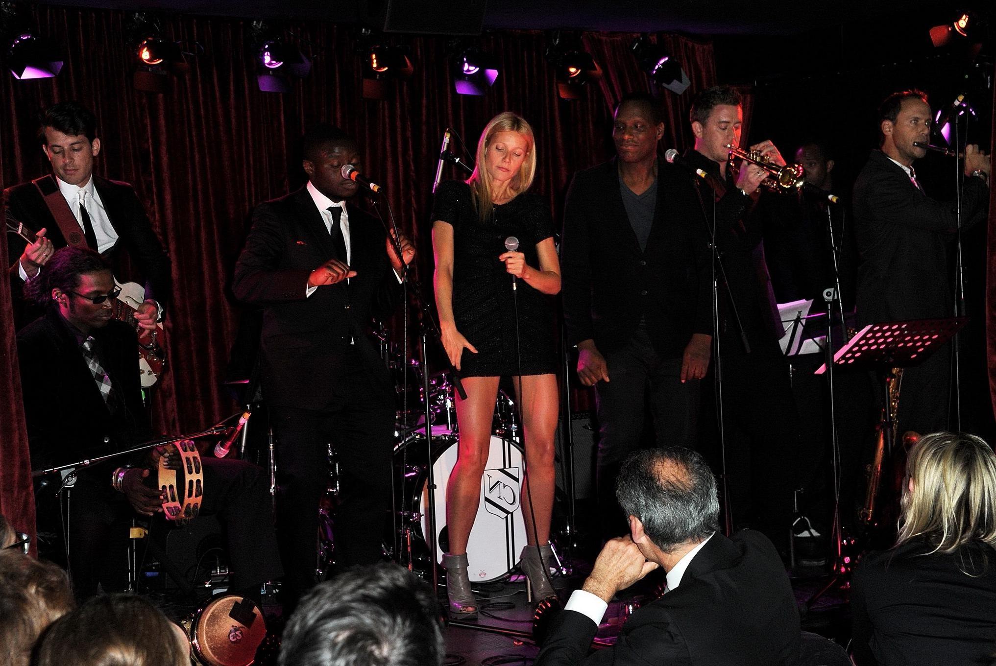 16P Gwyneth Paltrow leggy performing at The Arts Club in London