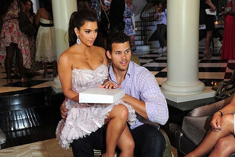 16P Kim Kardashian exposing sexy body and huge boobs on her wedding