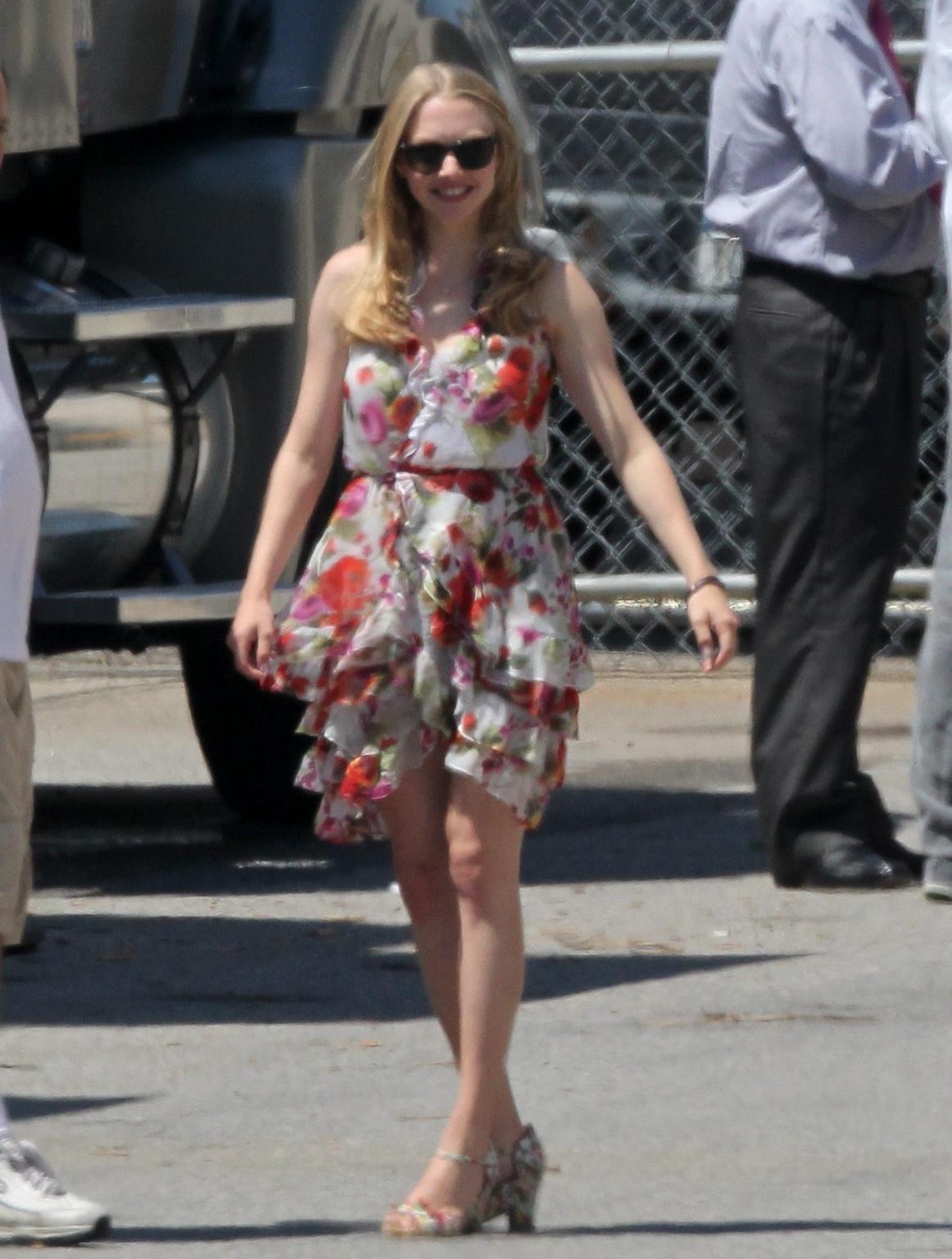 16P Amanda Seyfried humped by her dog on the set of 'The Wedding