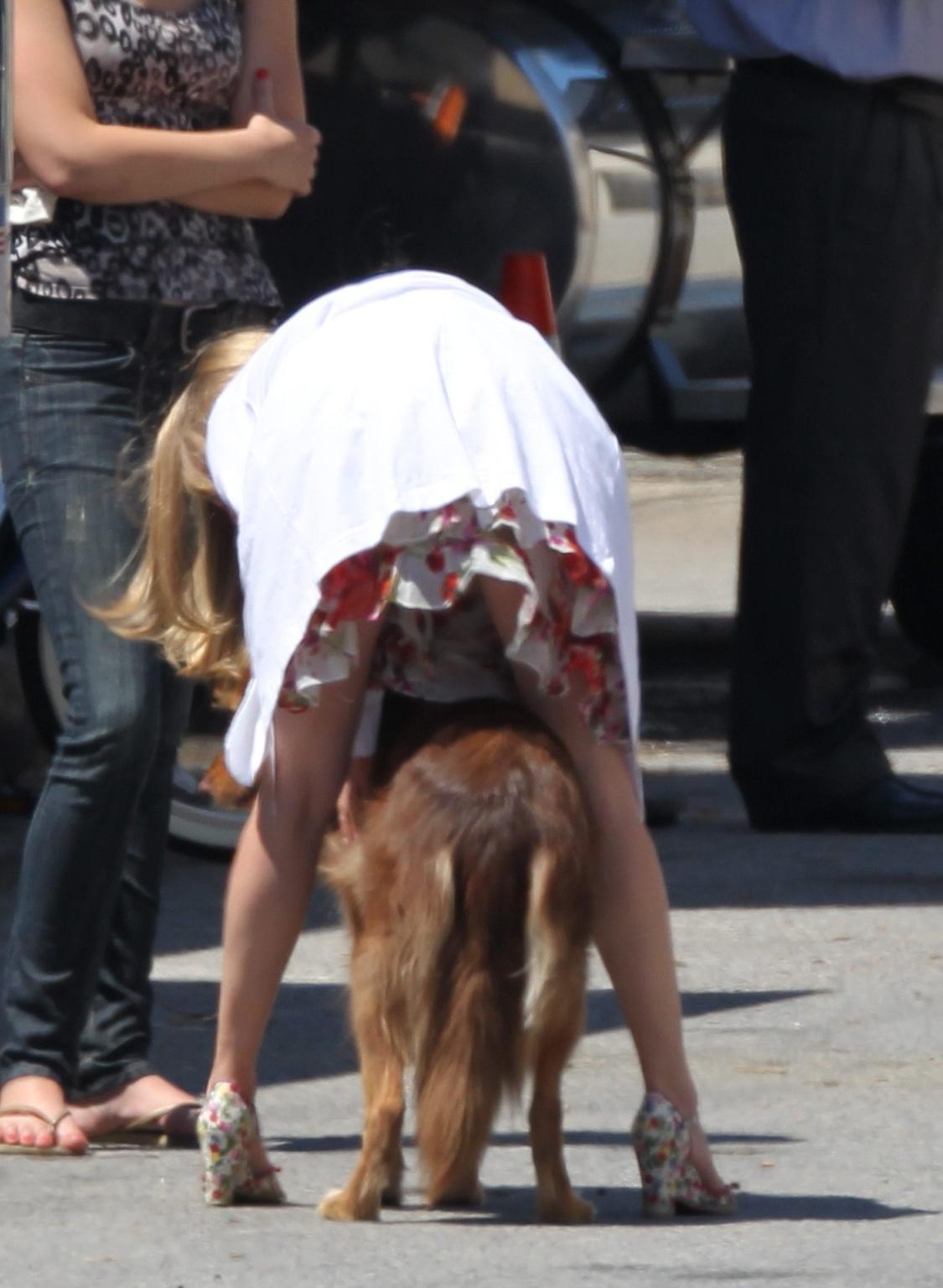 16P Amanda Seyfried humped by her dog on the set of 'The Wedding