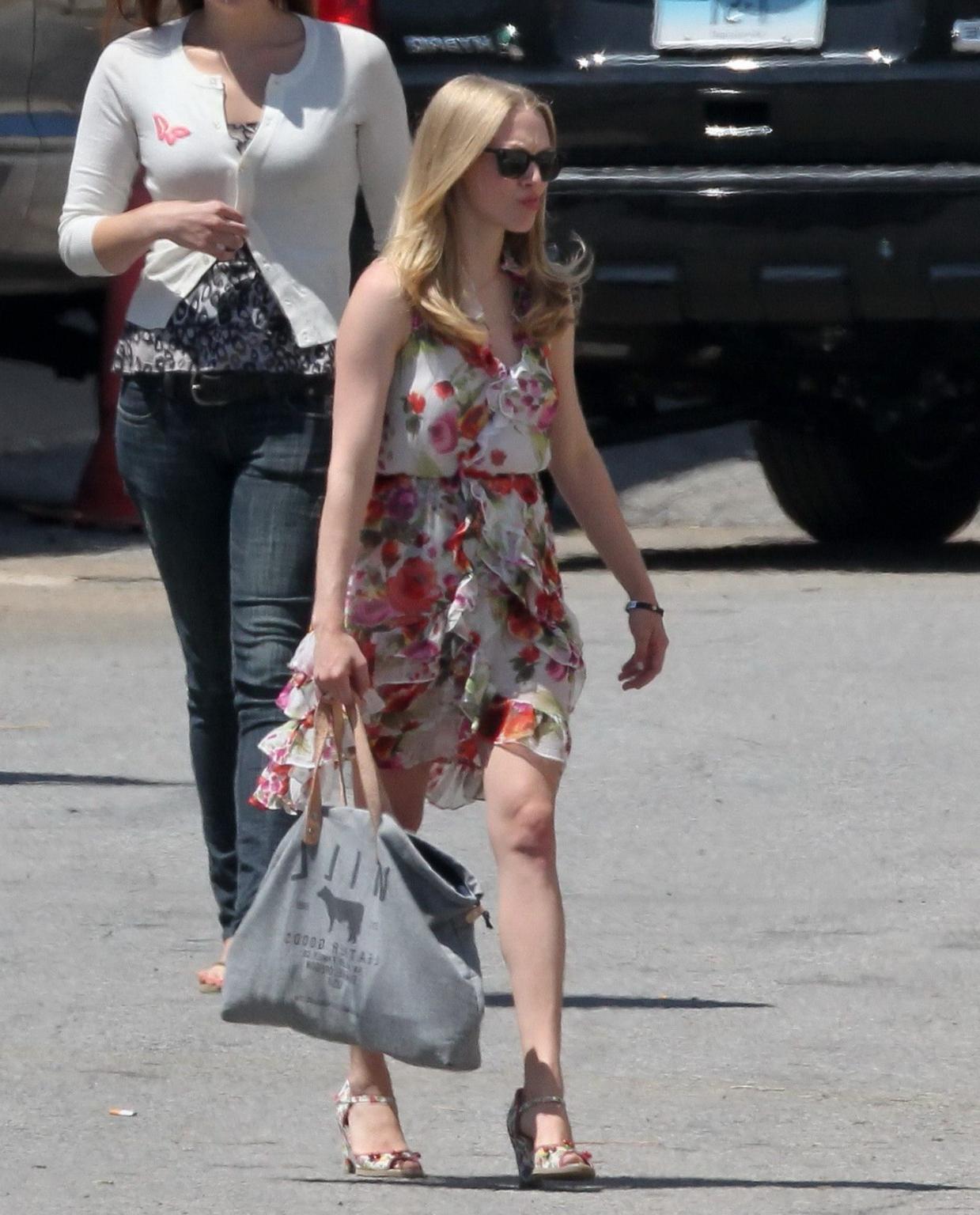 16P Amanda Seyfried humped by her dog on the set of 'The Wedding
