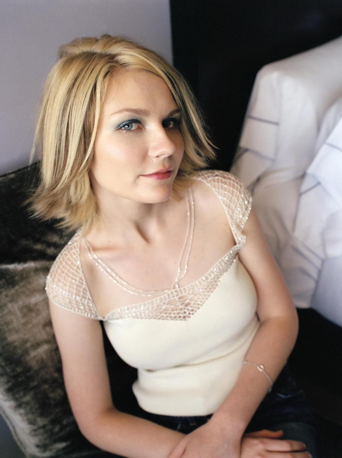 16P Kirsten Dunst pussy slip outside The Box Club in SoHo