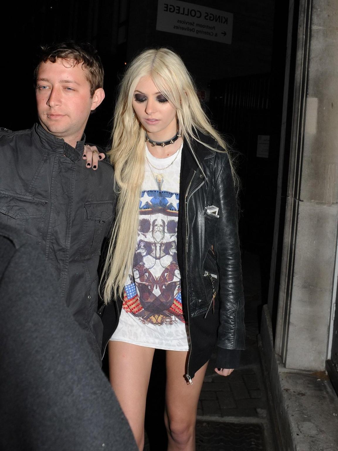 16P Taylor Momsen flashing her panties outside a nightclub in London