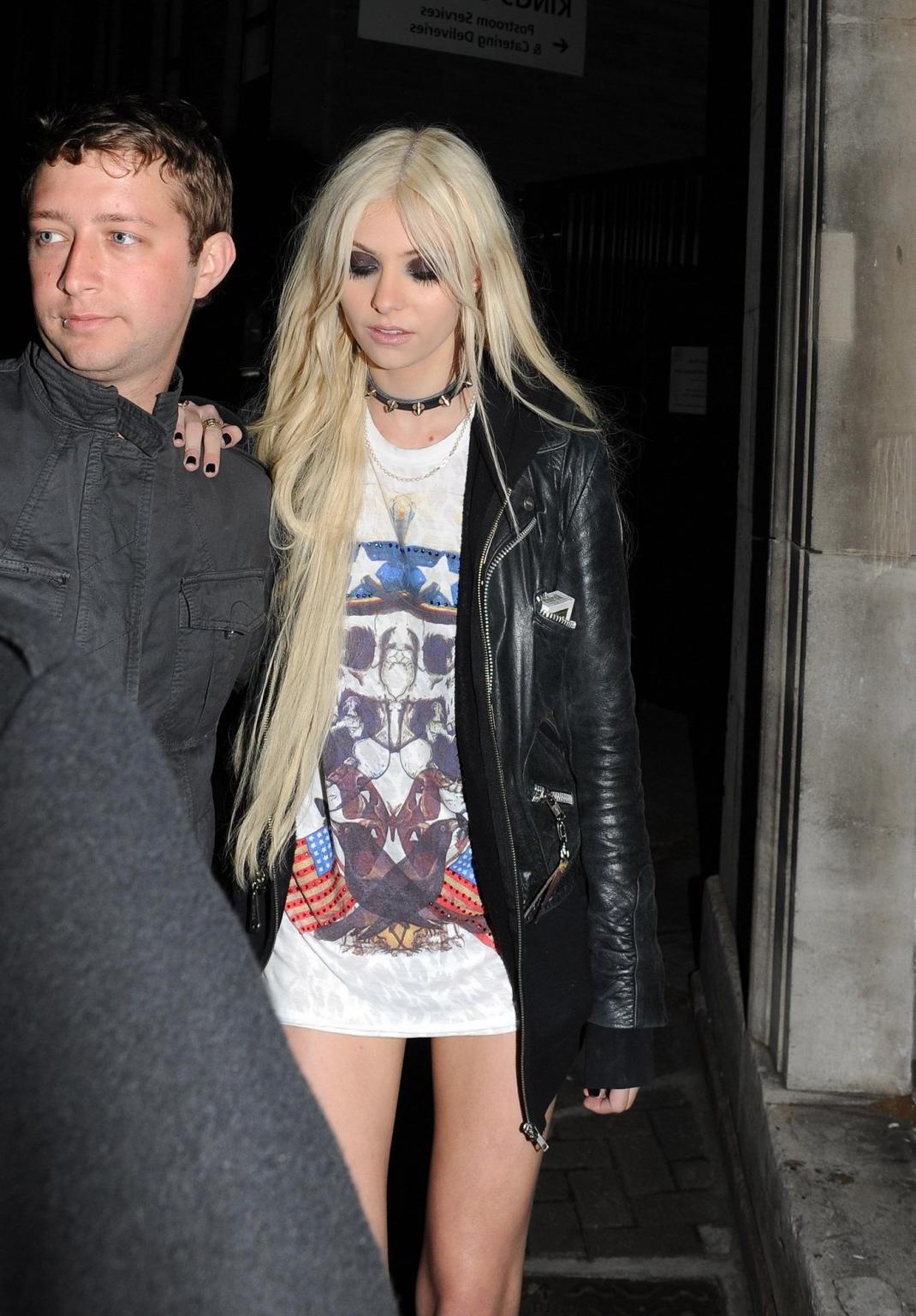 16P Taylor Momsen flashing her panties outside a nightclub in London