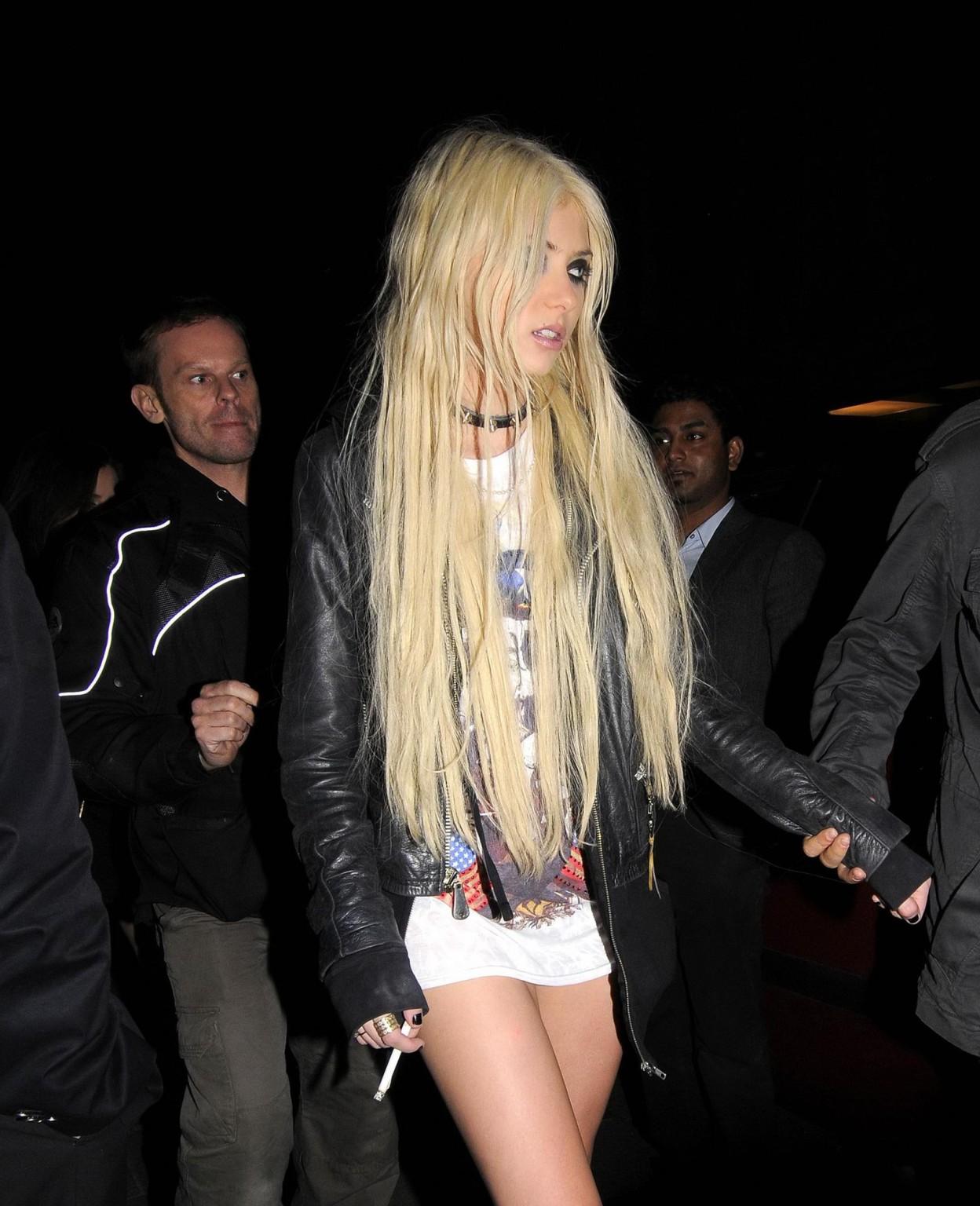 16P Taylor Momsen flashing her panties outside a nightclub in London