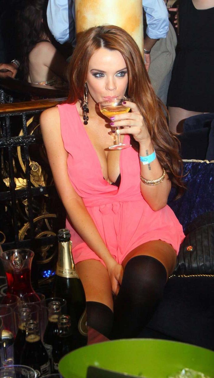 16P Maria Fowler leggy and sexy in stockings and try to avoid upskirt in club papara