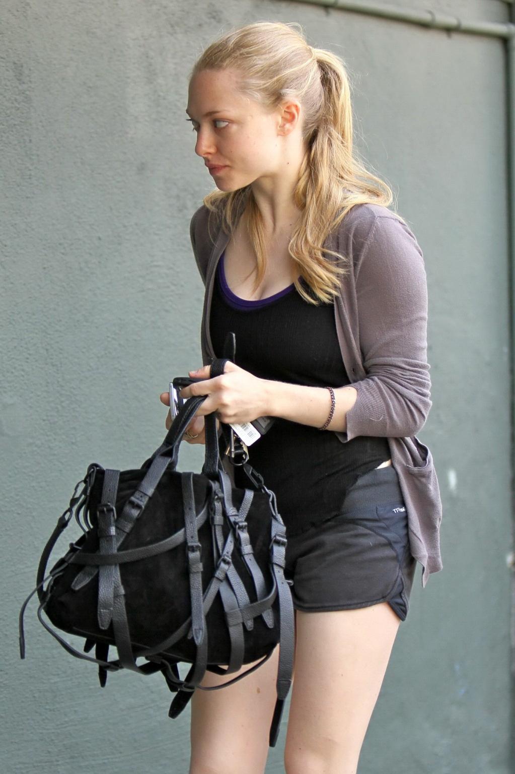 16P Amanda Seyfried shows her ass in shorts leaving the gym in Hollywood