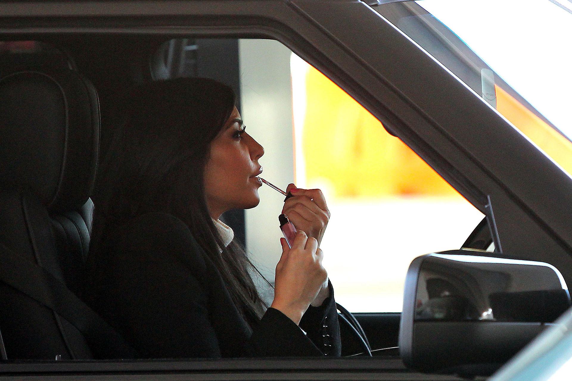 16P Kim Kardashian exposing sexy body and huge boobs while going to gym