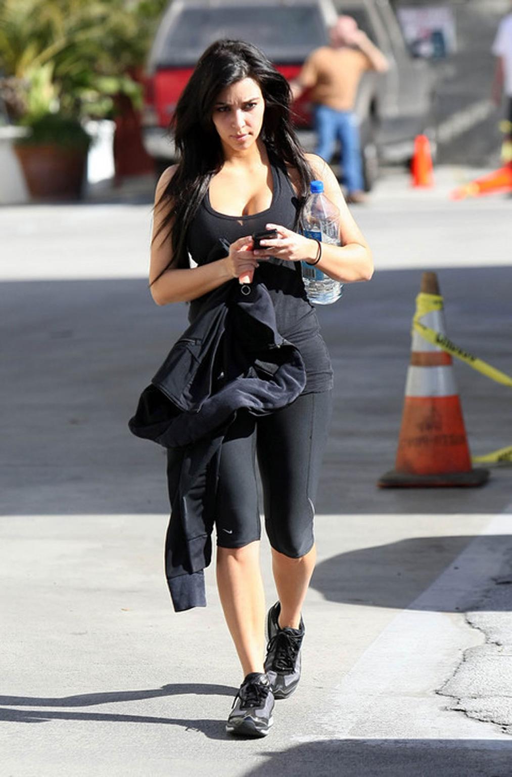 16P Kim Kardashian exposing sexy body and huge boobs while going to gym